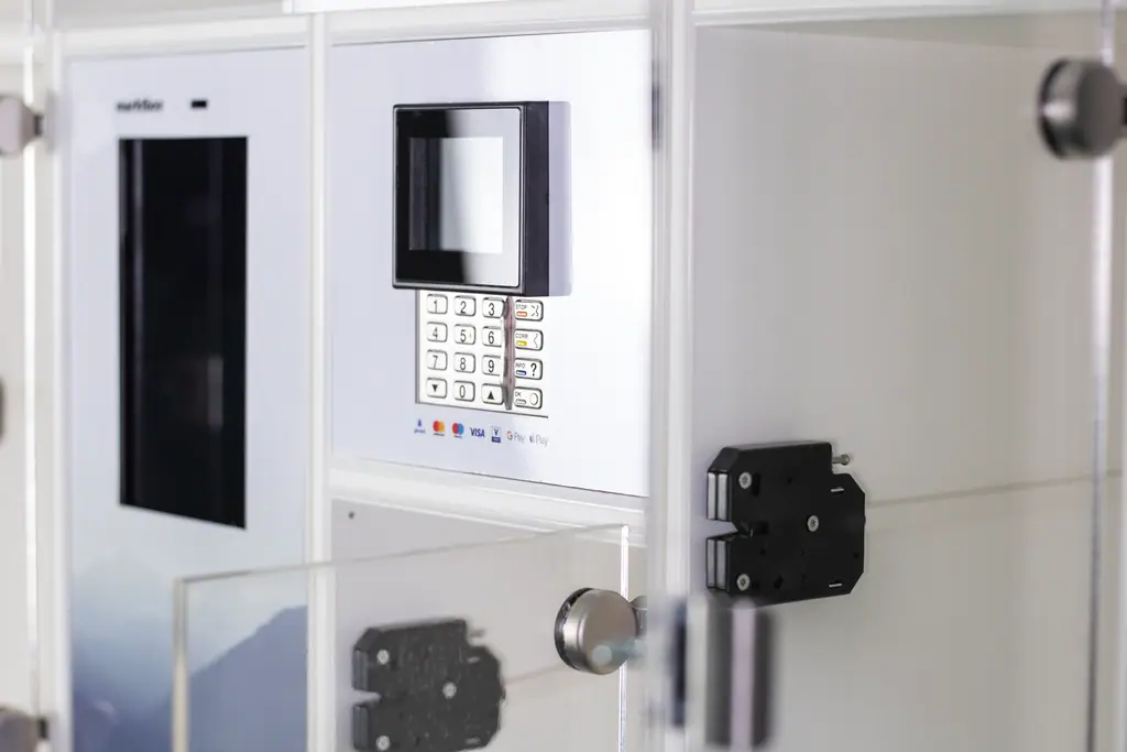 Bedienfeld einer marktbox mit Ziffernblock, Display und elektronischer Verriegelung an den Glastüren