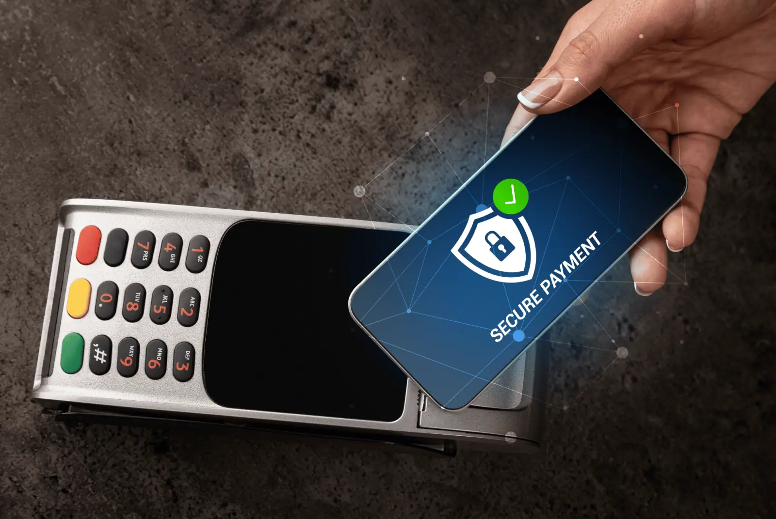 Smartphone mit der Anzeige Secure Payment wird für kontaktloses Bezahlen an ein Kartenterminal gehalten