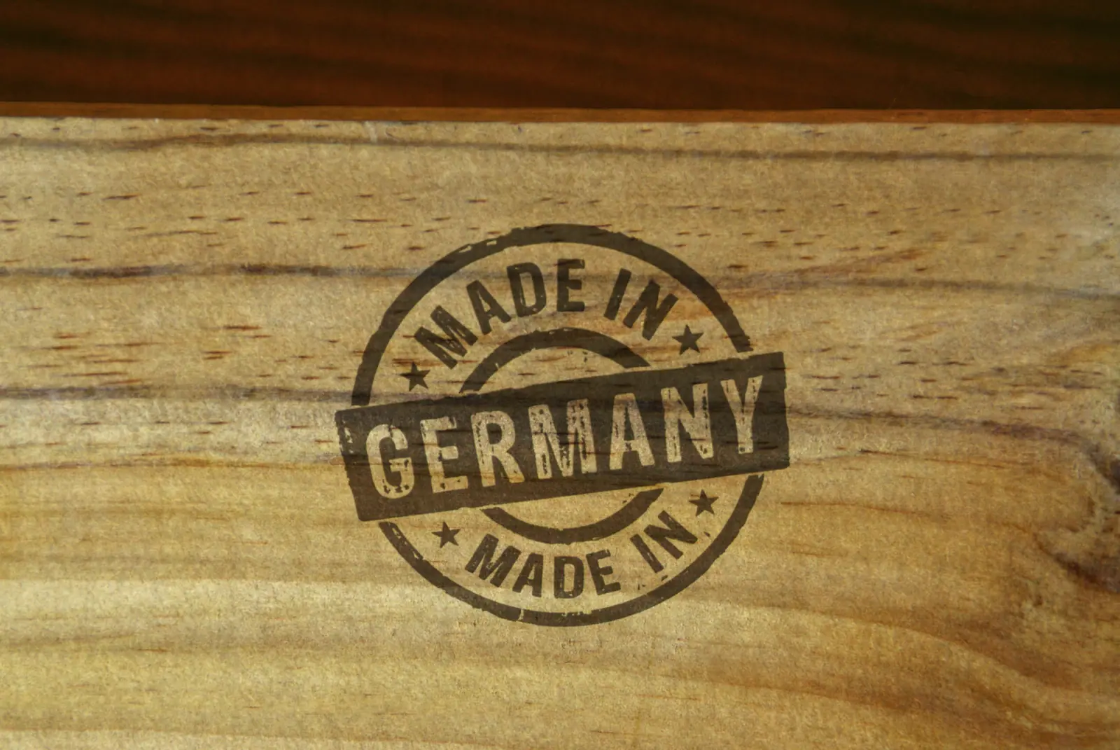 Rundstempel mit der Aufschrift MADE IN GERMANY auf einer hellen Holzoberfläche