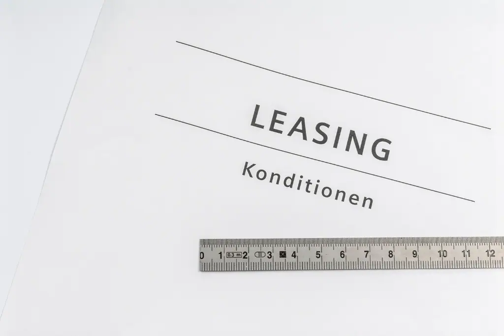 Ein Dokument mit dem Schriftzug LEASING Konditionen und einem darauf liegenden Metalllineal
