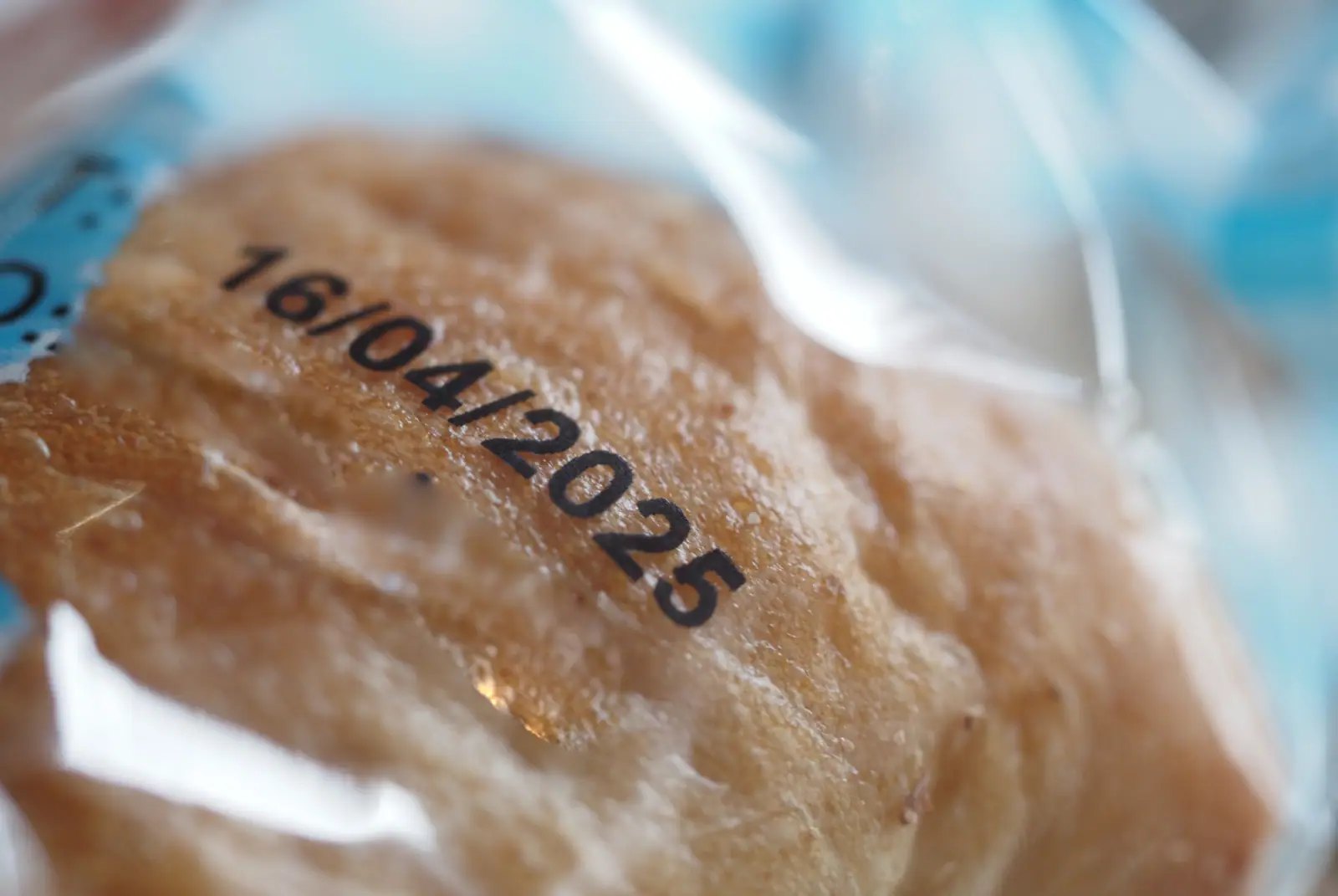 Nahaufnahme einer verpackten Backware mit aufgedrucktem Mindesthaltbarkeitsdatum 16/04/2025