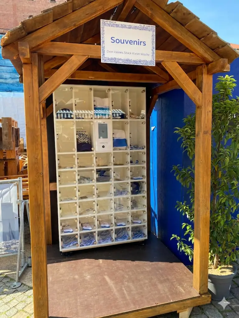 Weiße marktbox mit Souvenirs der Kieler Woche in einer hölzernen Hütte im Freien