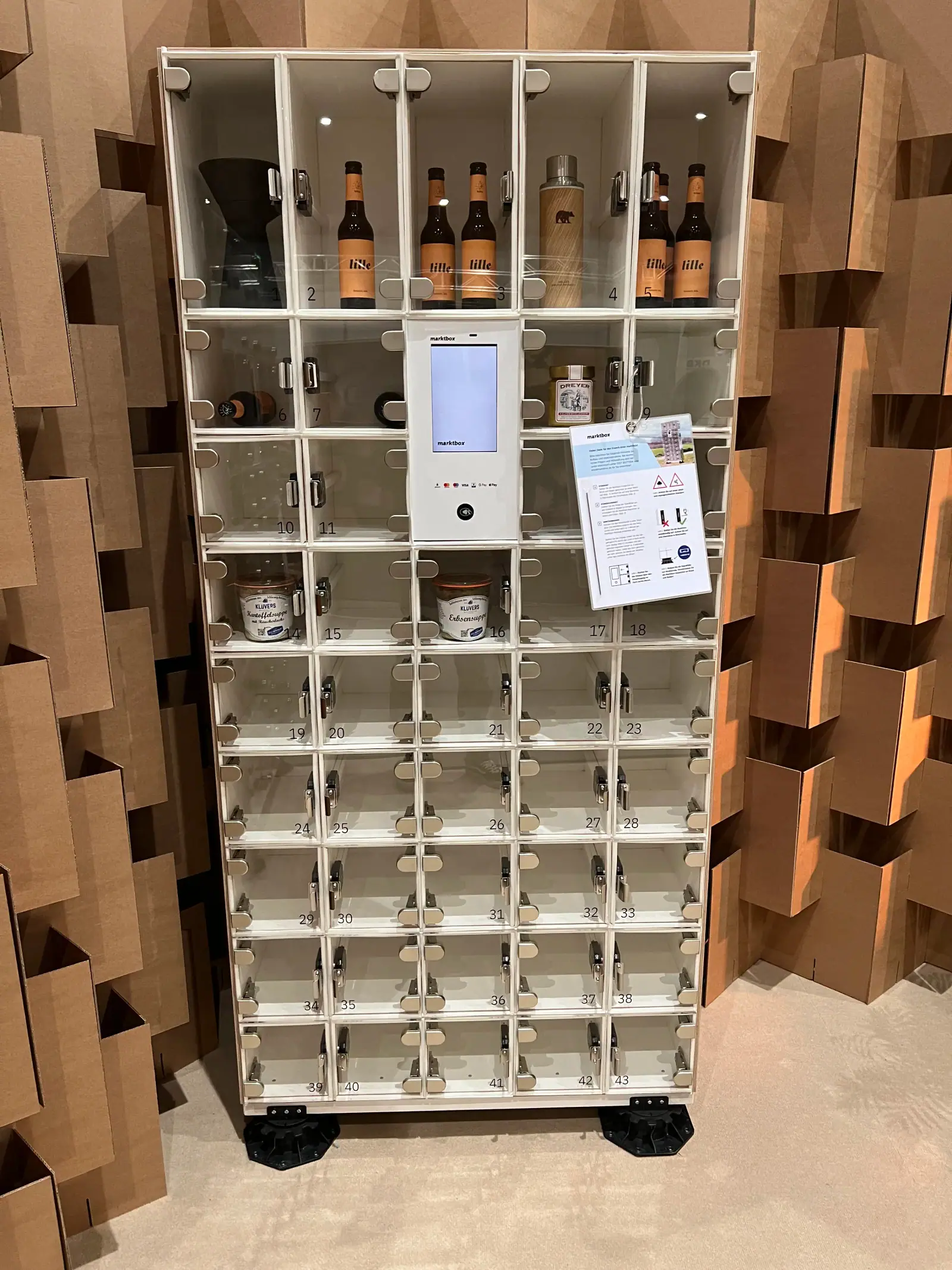 Weißer marktbox Verkaufsautomat mit Touchscreen und Glasfächern für regionale Lebensmittel und Getränke