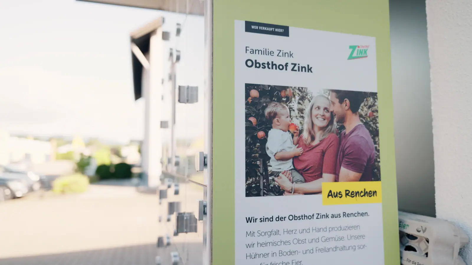 Erzeugerporträt der Familie Zink auf einem Infoplakat an einer marktbox für regionale Produkte